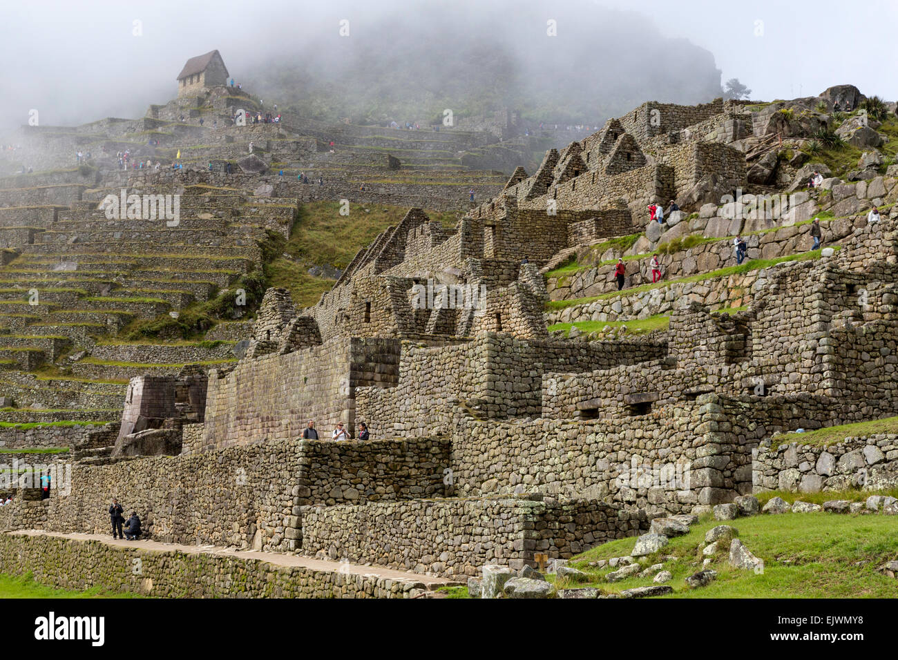 Au Pérou, le Machu Picchu. Jusqu'à la garde, à l'angle supérieur gauche. Secteur urbain de l'ouest en premier plan. Banque D'Images