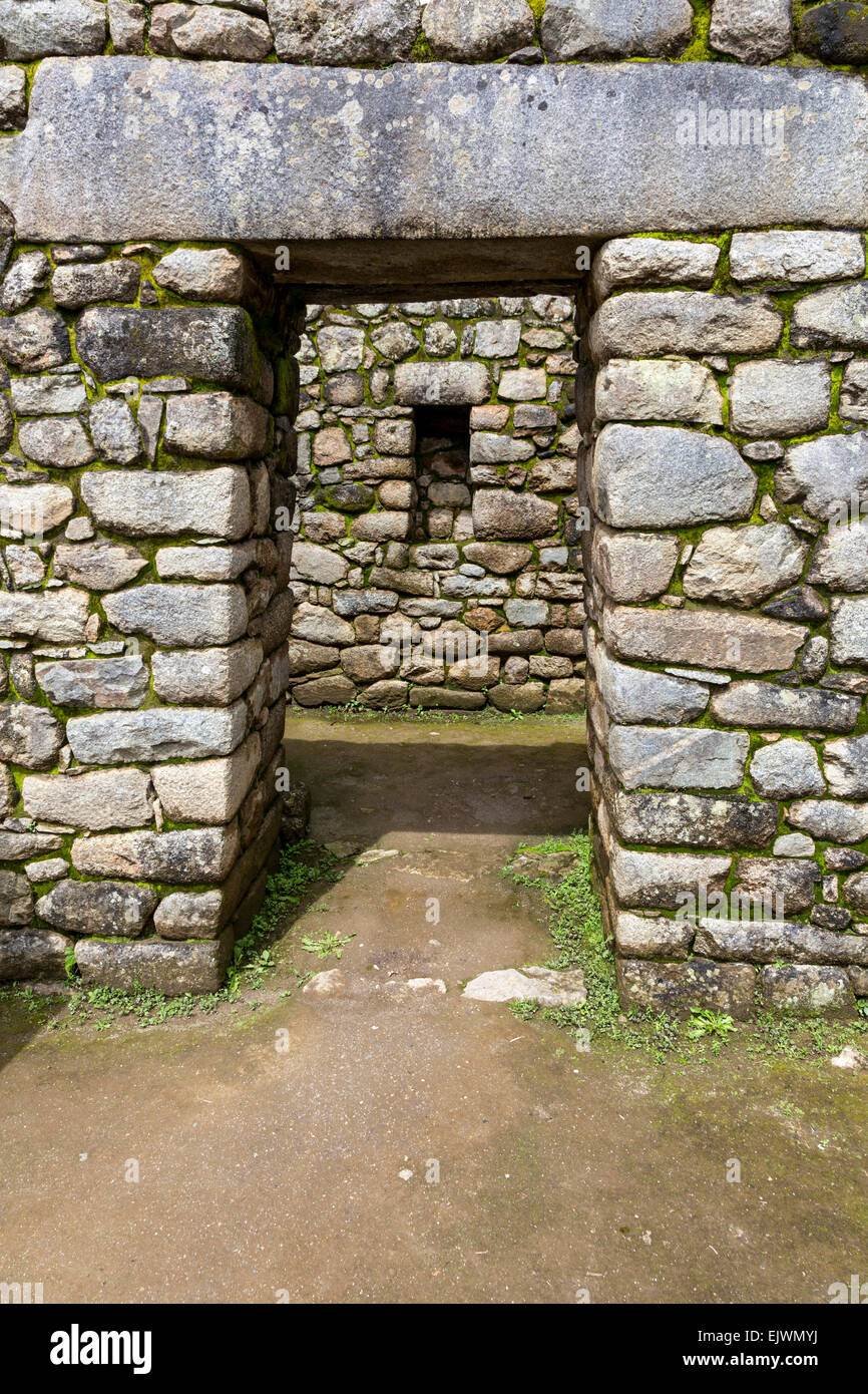 Au Pérou, le Machu Picchu. Porte trapézoïdale House Entrée. Banque D'Images