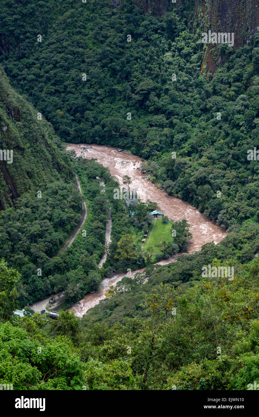 Au Pérou, le Machu Picchu. Rivière Urubamba comme vu dans les ruines. Banque D'Images