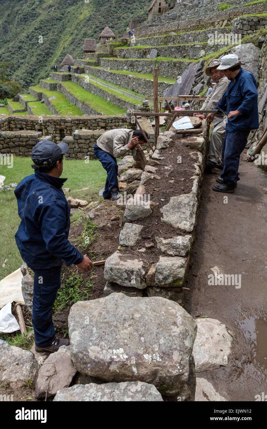 Au Pérou, le Machu Picchu. Travailleurs effectuant l'entretien. Banque D'Images