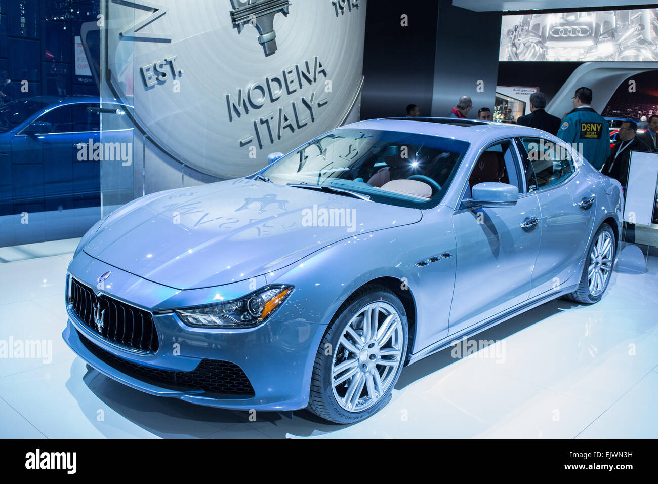 New York, NY - 1 avril 2015. Une Maserati Ghibli Quatroporte en édition spéciale limitée avec un style par Ermenegildo Zegna, y compris cette peinture bleue unique, qui change à mesure que l'angle de teintes de lumière sur elle change. Credit : Ed Lefkowicz/Alamy Live News Banque D'Images