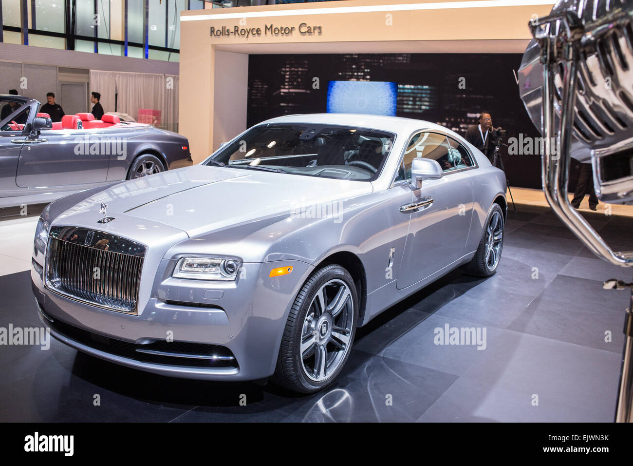 New York, NY - 1 avril 2015. Une Rolls Royce Wraith dans le 'inspiré par Film', qui nous ramène à l'âge d'or du film. Un prop film light peut être vu à la droite du châssis, et le véhicule à charnières portes sport à l'arrière, appelé par Rolls 'coach' portes, mais aussi appelée "suicide doors.' Credit : Ed Lefkowicz/Alamy Live News Banque D'Images