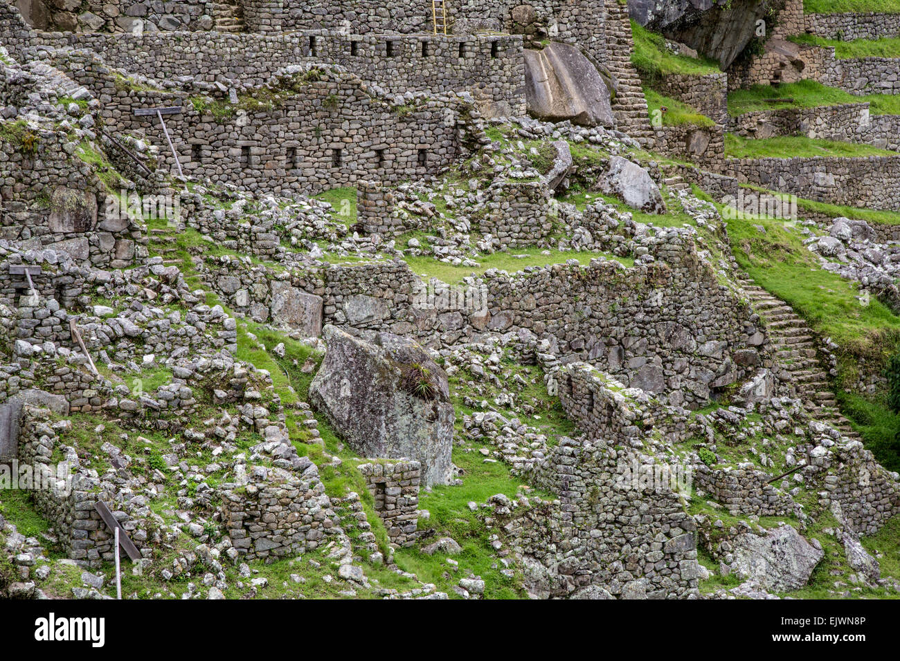 Au Pérou, le Machu Picchu, l'ouest du secteur urbain. Remarque Pour empêcher l'effondrement du mur, côté gauche. Banque D'Images