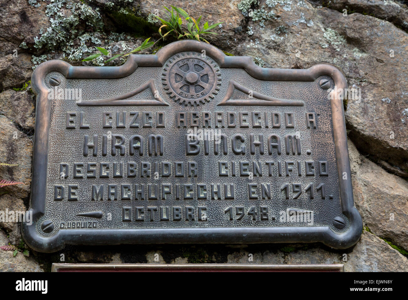 Au Pérou, le Machu Picchu. Plaque à la mémoire de Hiram Bingham, Moderne découvreur de Machu Picchu. Banque D'Images