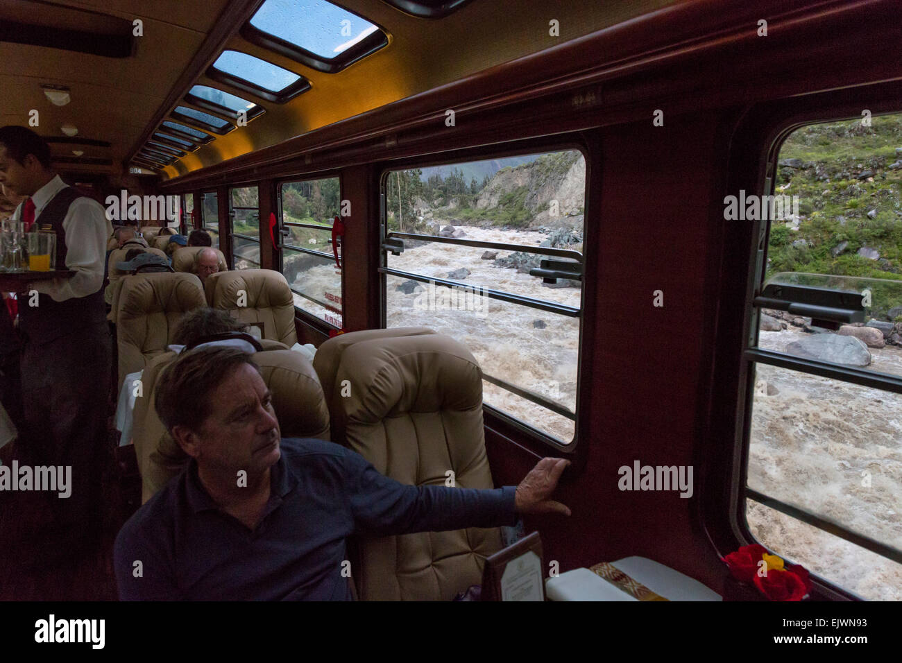 Au Pérou, le Machu Picchu. Rivière Urubamba comme vu à partir de la classe affaires Train Inca en route vers Ollantaytambo de Machu Picchu. Banque D'Images
