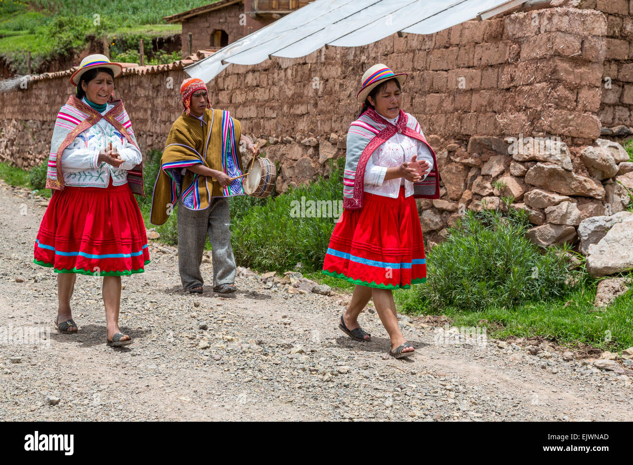 Le Pérou, l'Misminay Village, vallée de l'Urubamba. Les femmes quechua et batteur masculin accueillant les visiteurs dans leur village. Banque D'Images