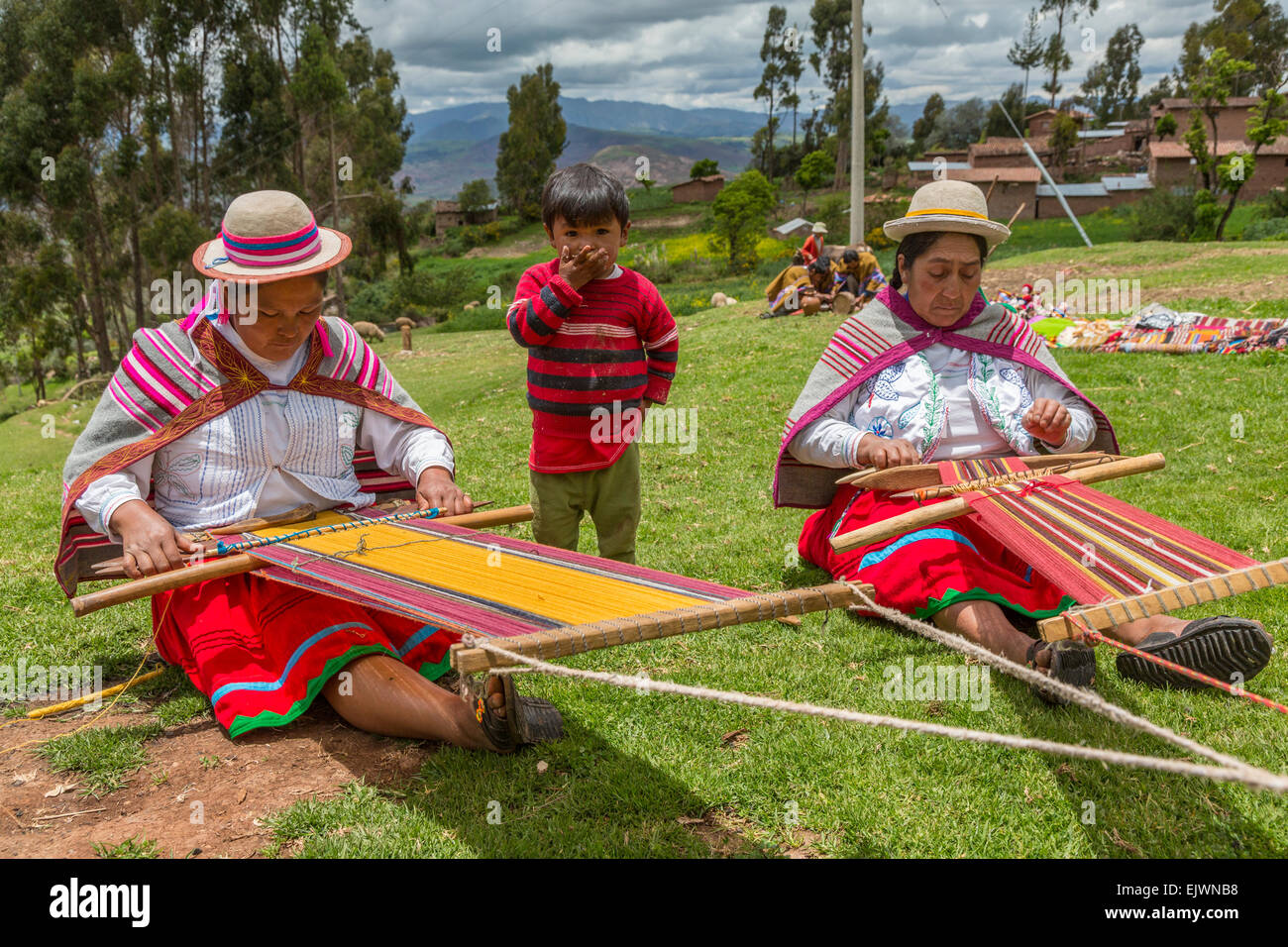 Pérou, vallée de l'Urubamba, Village Quechua d'Misminay. Le tissage des femmes. Banque D'Images