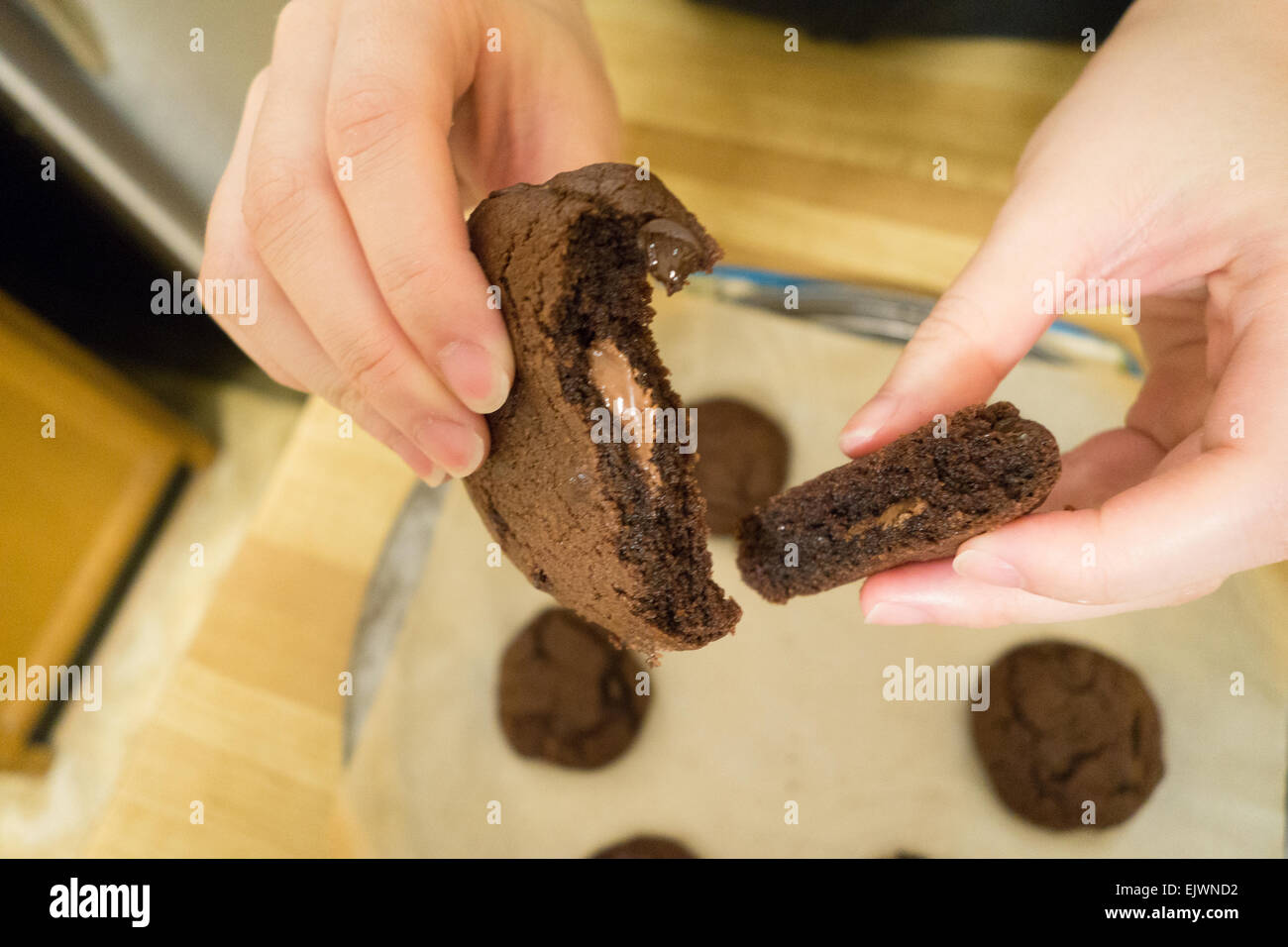 Rempli de nutella chocolate chip cookie home made Banque D'Images