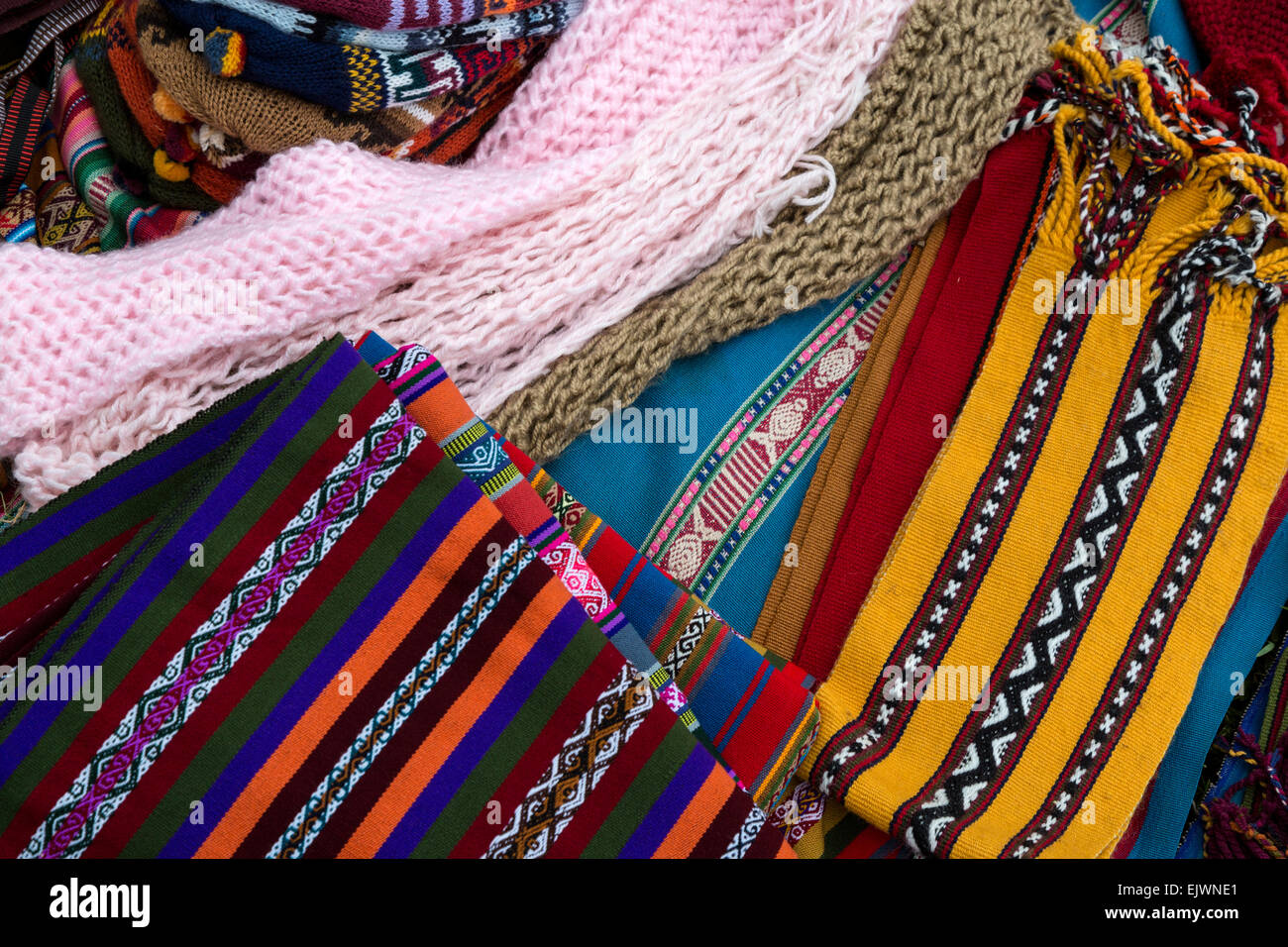 Pérou, vallée de l'Urubamba, Village Quechua d'Misminay. Textiles tissés localement, les écharpes et les chapeaux. Banque D'Images