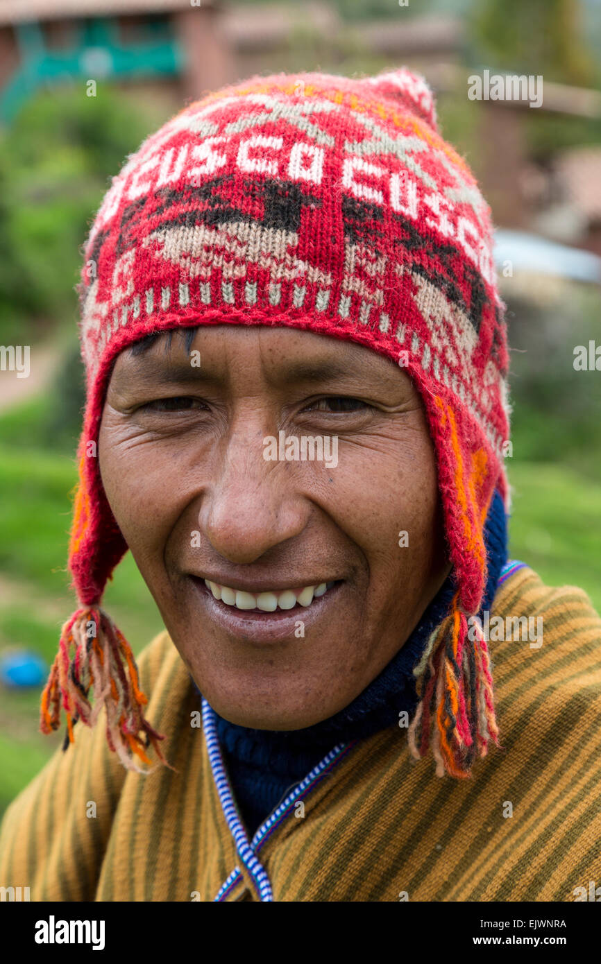 Pérou, vallée de l'Urubamba, Village Quechua d'Misminay. L'homme en souriant. Banque D'Images