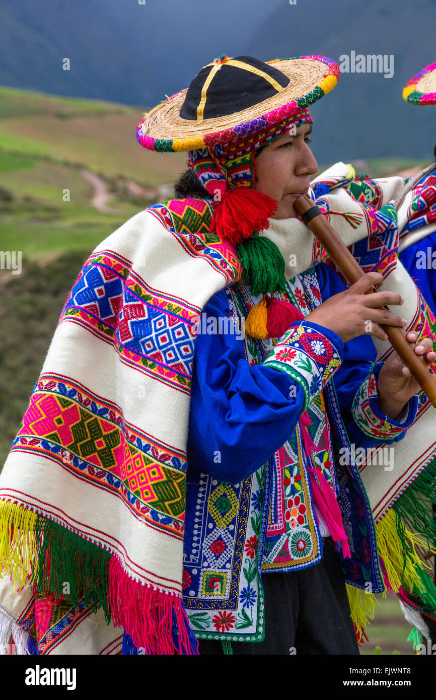 Pérou, Moray, vallée de l'Urubamba. Des musiciens jouant quechua d'accueillir les clients de Parador de Moray. Banque D'Images