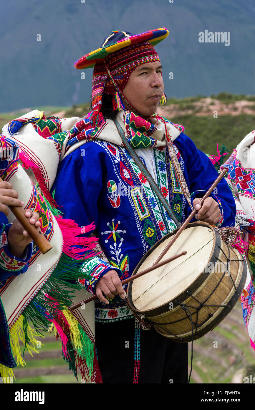 Pérou, Moray, vallée de l'Urubamba. Des musiciens jouant quechua d'accueillir les clients de Parador de Moray. Banque D'Images