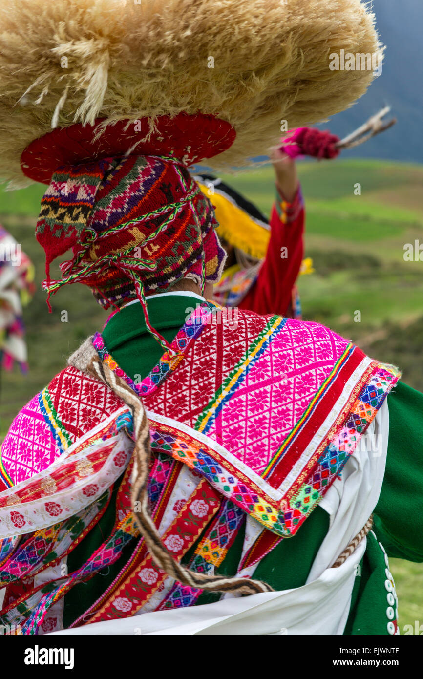 Pérou, Moray, vallée de l'Urubamba. Retour du Costume et chapeau de danseuse Quechua. Banque D'Images
