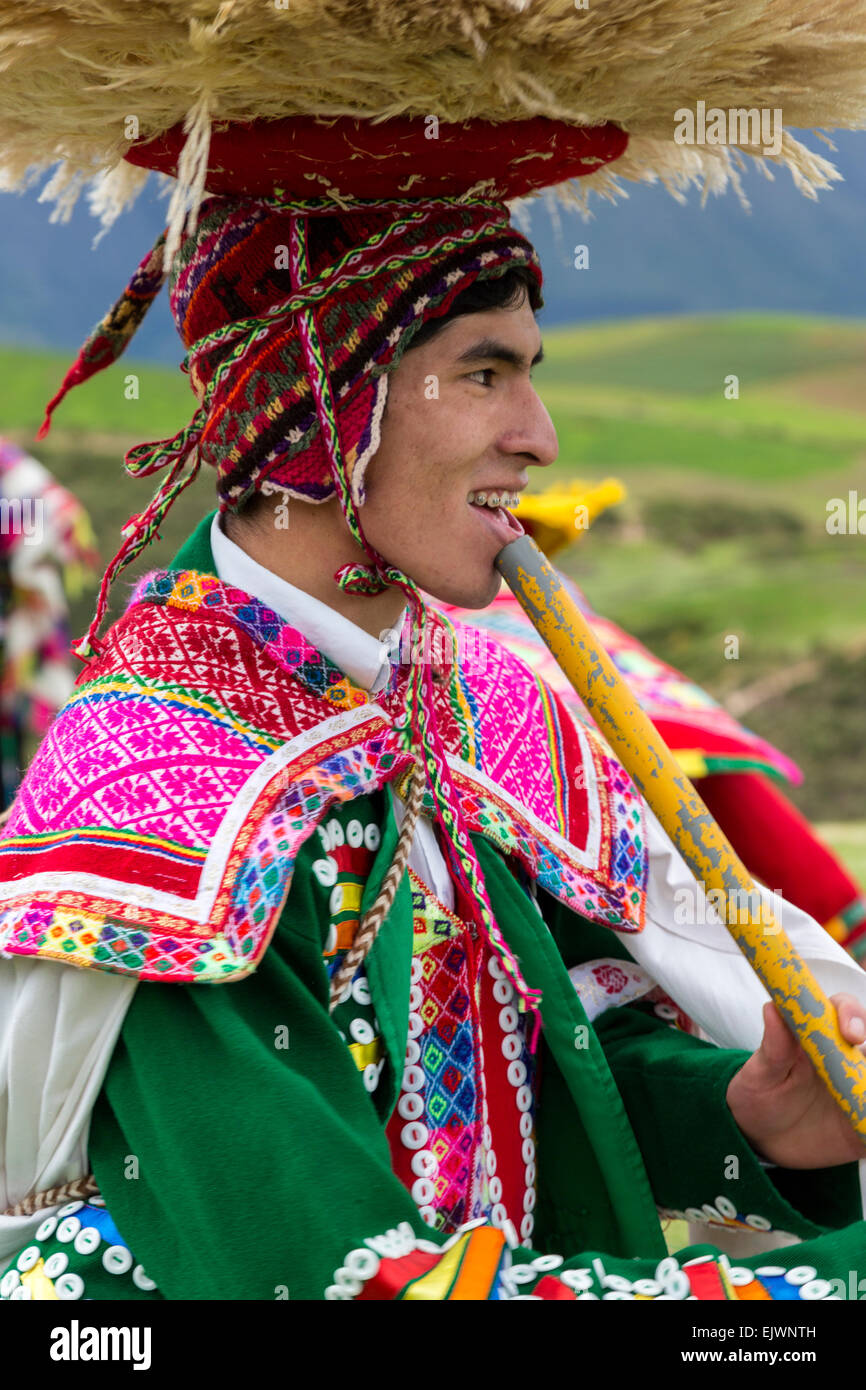 Pérou, Moray, vallée de l'Urubamba. Jeune Danseuse Quechua. Banque D'Images