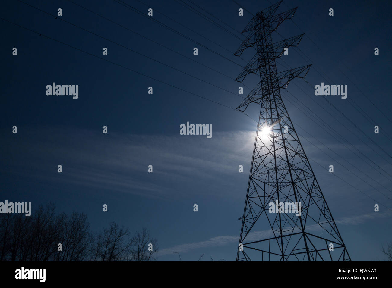 Ligne de transmission pour l'extérieur de l'électricité la tension Banque D'Images