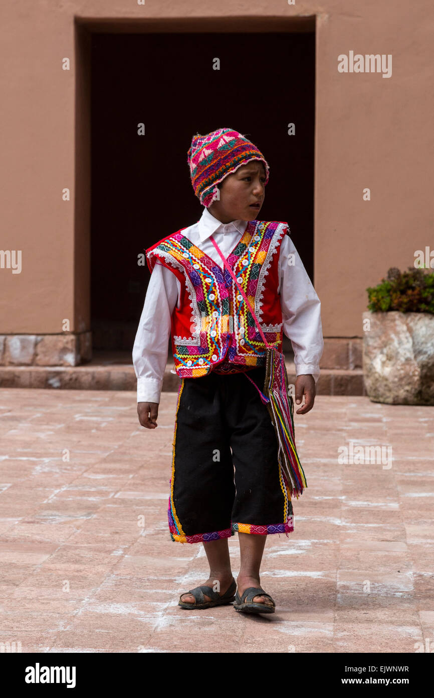 Pérou, Moray, vallée de l'Urubamba. Jeune garçon Quechua, le Parador de Moray. Banque D'Images