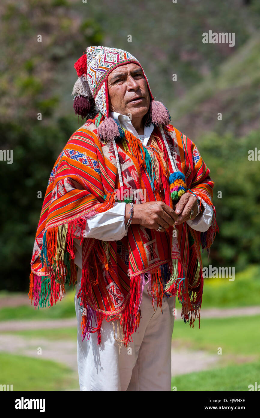 Pérou, vallée de l'Urubamba. Prêtre Quechua Cérémonie d'accueil de la scène, Hacienda Urubamba. Banque D'Images