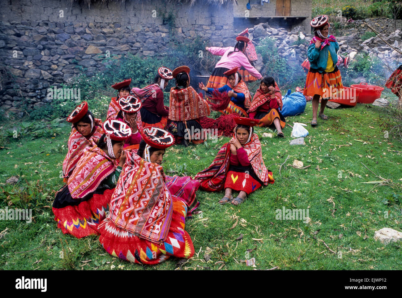 Pérou, Willoq. Rassemblement des femmes quechua pour un après-midi de la mort de tissu. Banque D'Images