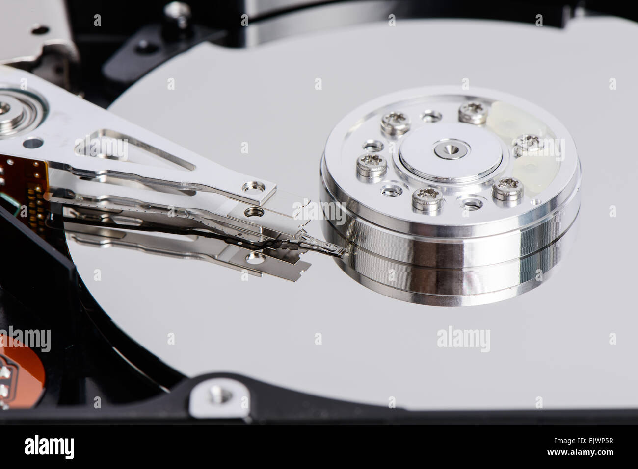 Gros plan du demontage disque dur. Les images : le bras actionneur, chef, du plateau, Soindle et etc. Banque D'Images