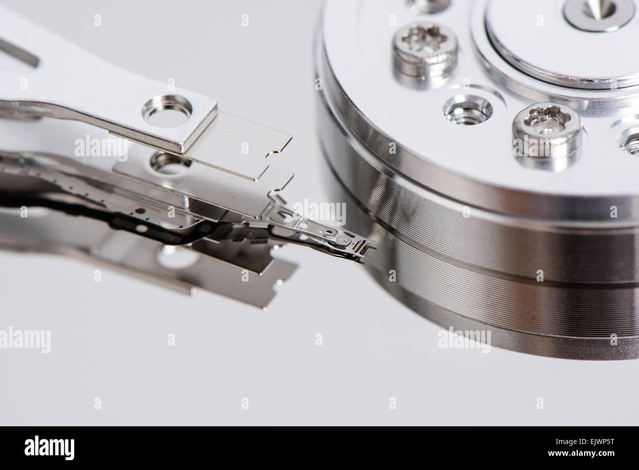 Gros plan du demontage disque dur. Les images : le bras actionneur, chef, du plateau, Soindle et etc. Banque D'Images