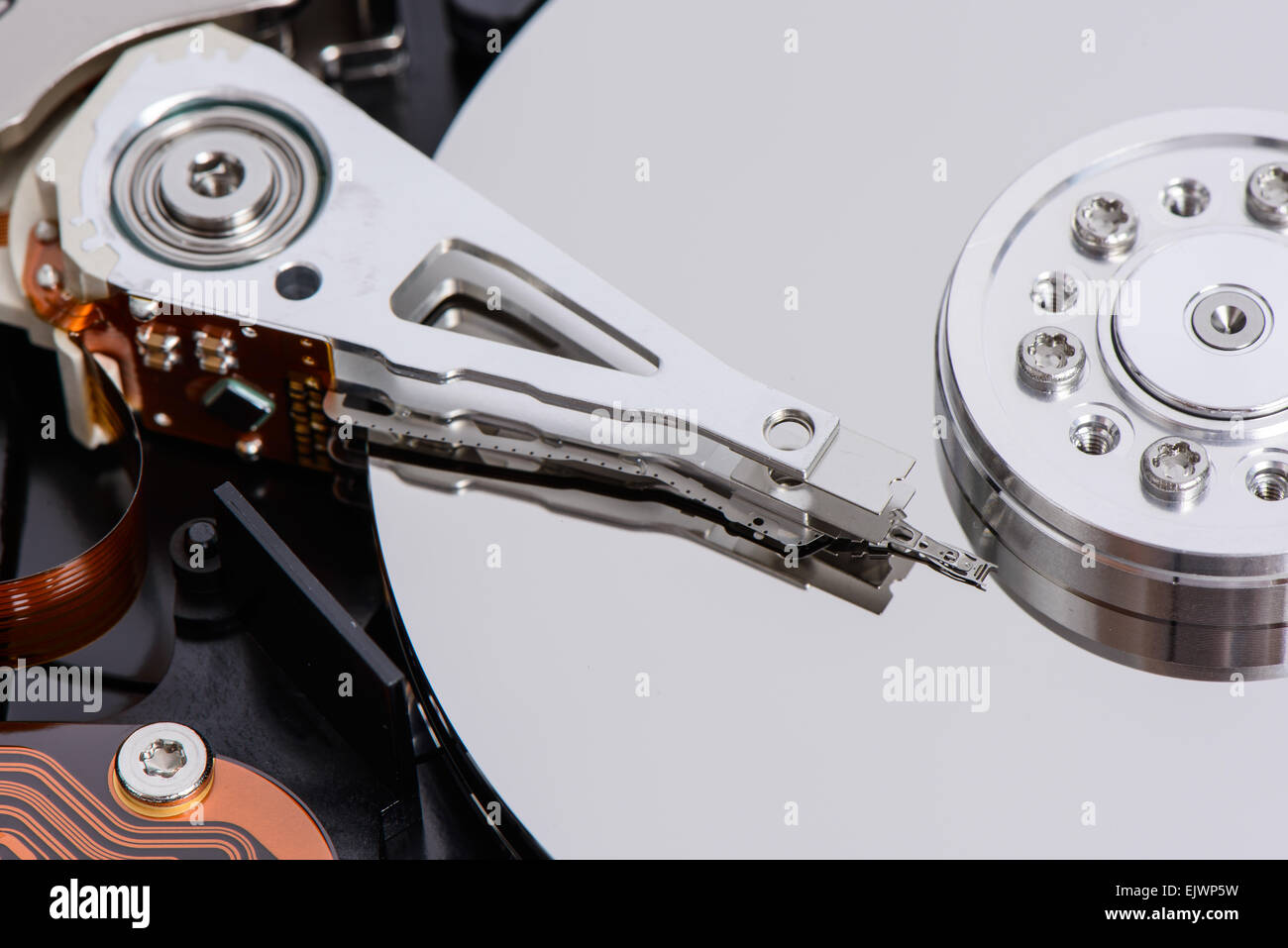 Gros plan du demontage disque dur. Les images : le bras actionneur, chef, du plateau, Soindle et etc. Banque D'Images