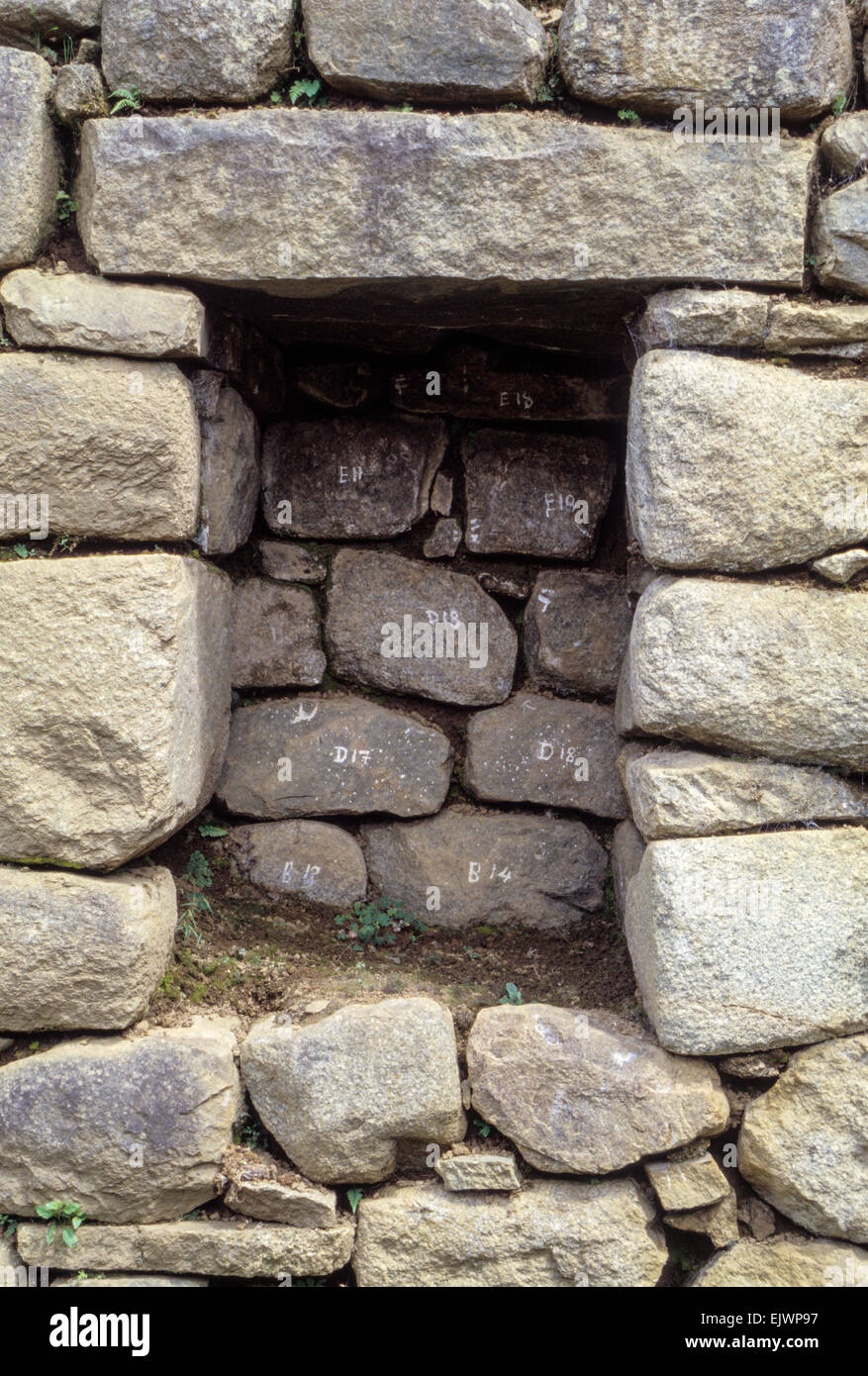 Au Pérou, le Machu Picchu. La préservation historique, pierres numérotées indiquent que cette section de mur a été reconstruit. Banque D'Images
