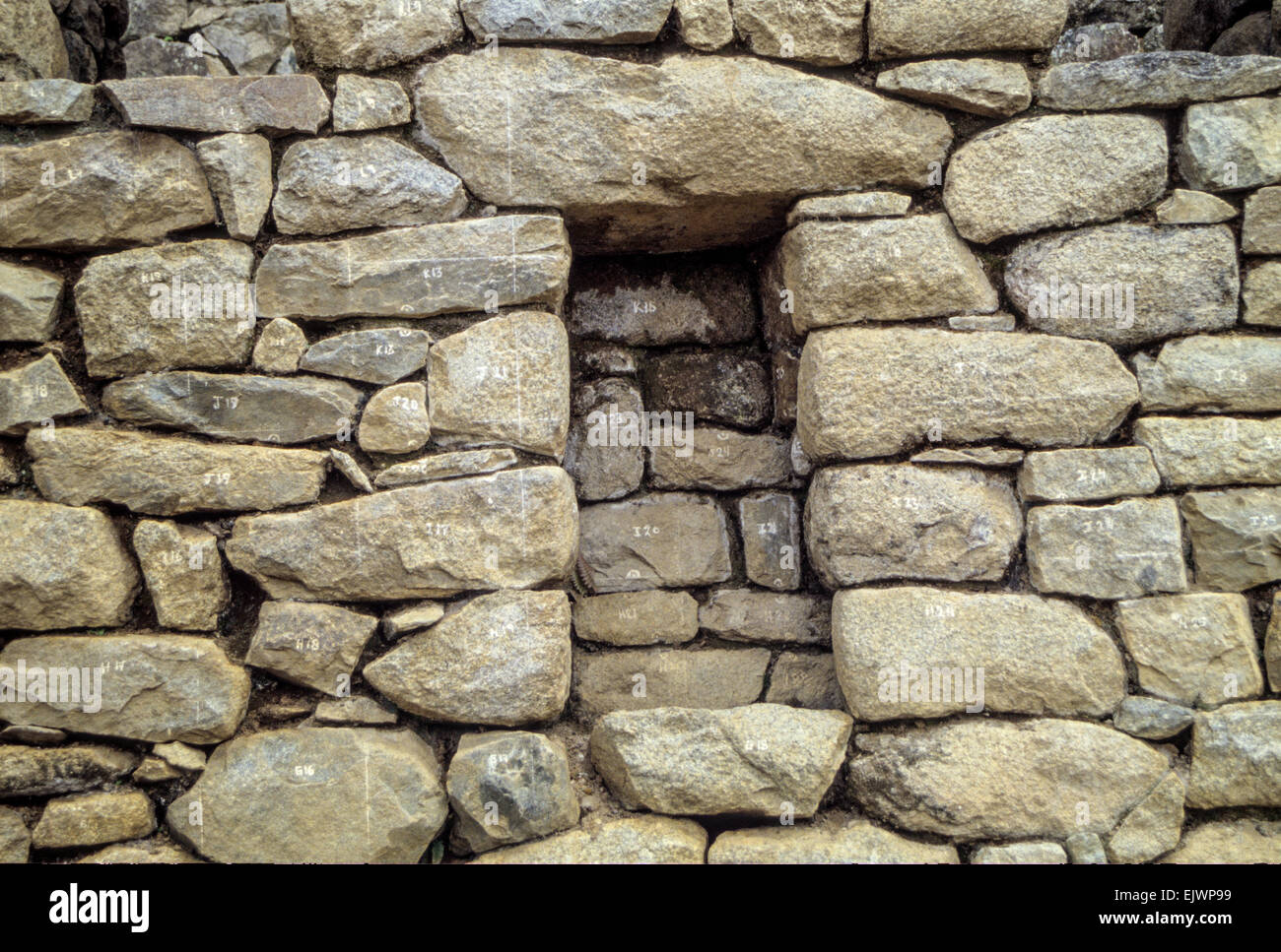 Au Pérou, le Machu Picchu. La préservation historique, pierres numérotées indiquent que cette section de mur a été reconstruit. Banque D'Images
