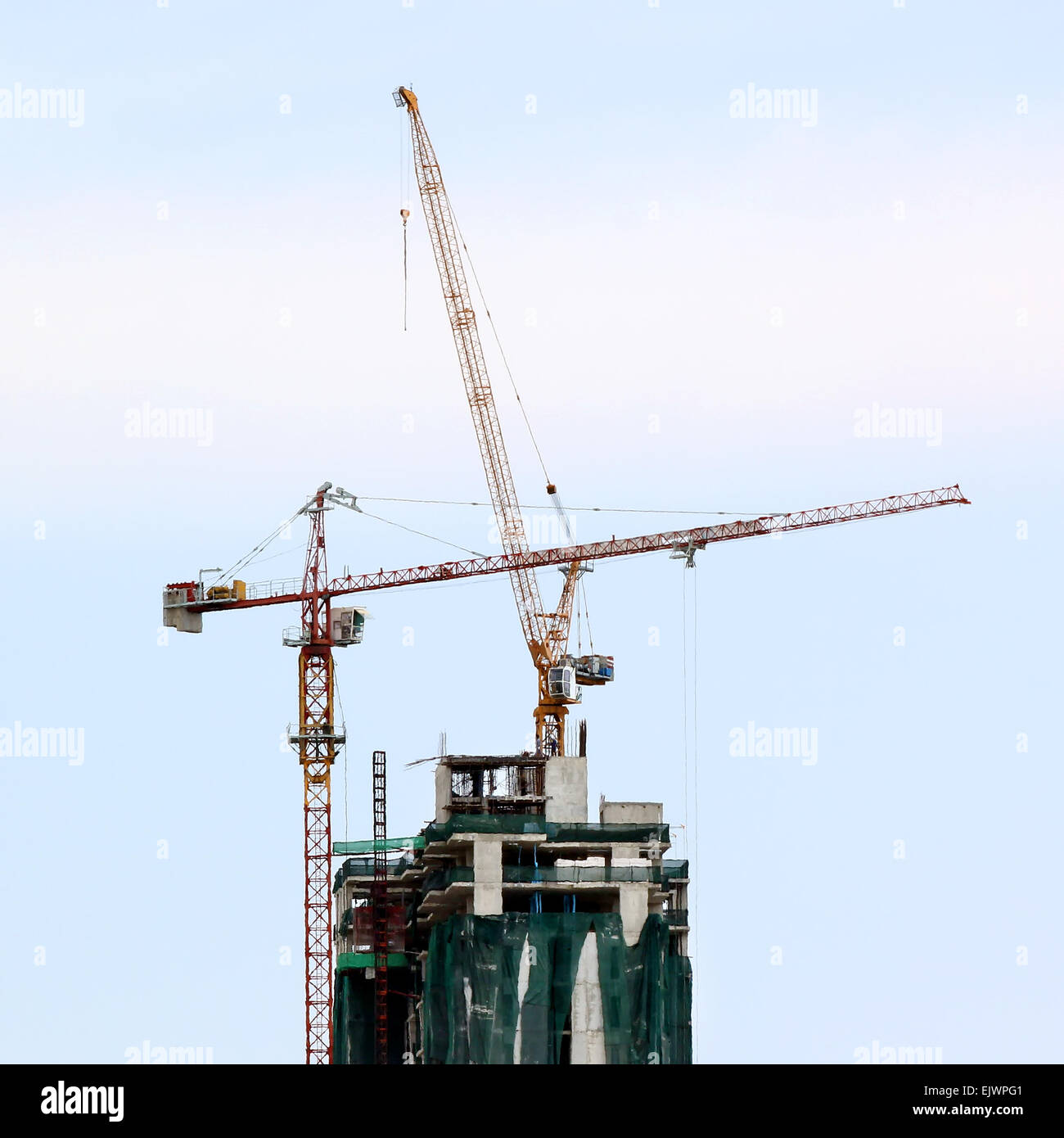 Tower crane et bâtiment en construction Banque D'Images