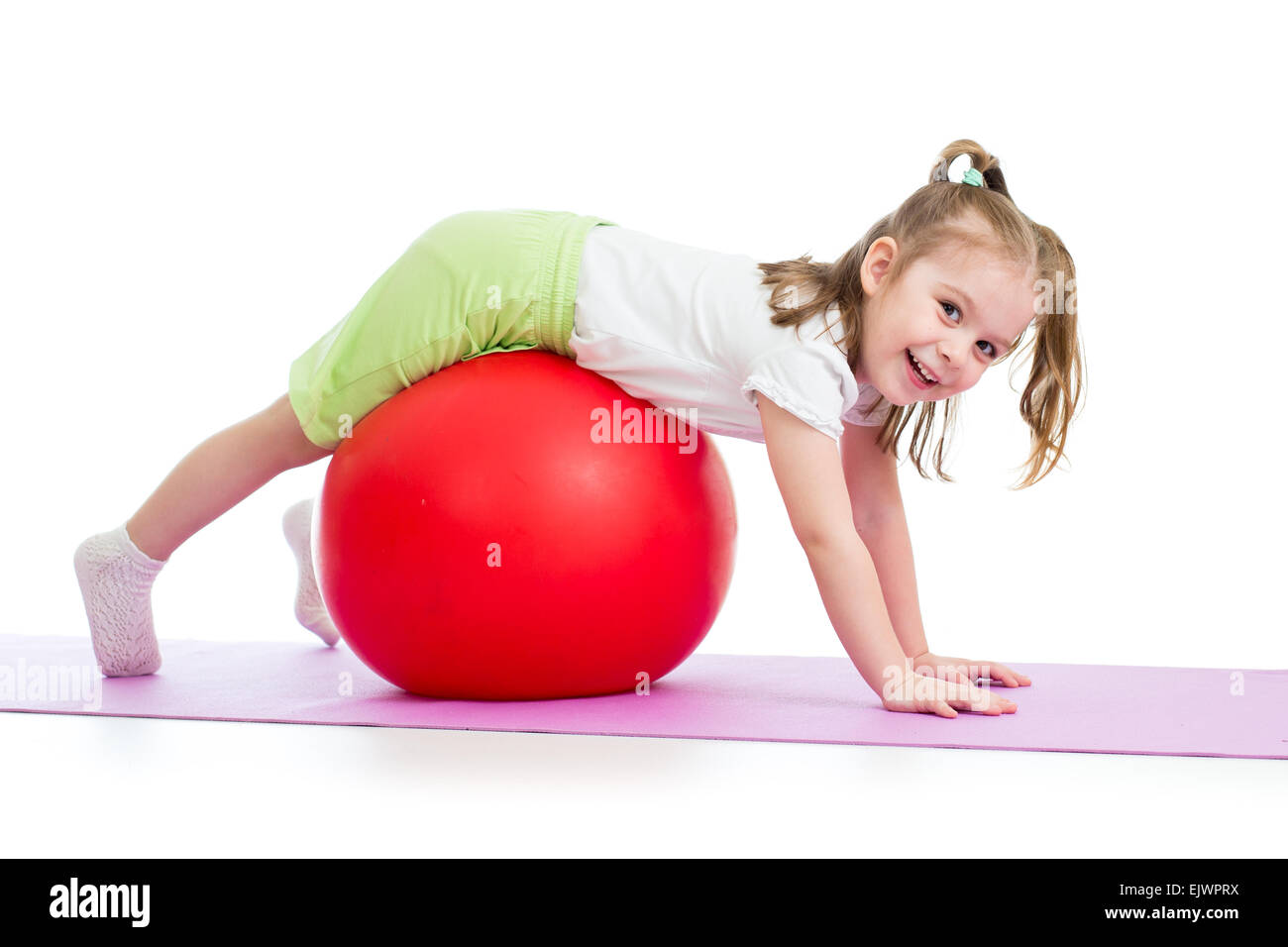 Kid girl doing gymnastic exercice avec fitball Banque D'Images