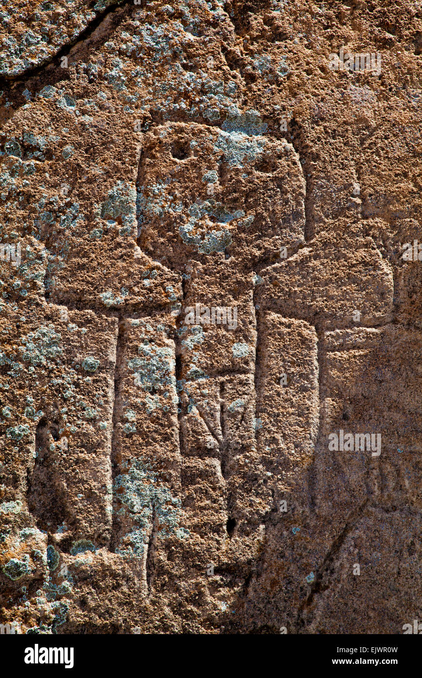 Les randonneurs à l'Tsankawi Trail, une valeur aberrante de Bandelier National Monument, près de Los Alamos, Nouveau Mexique, grotte rencontre des refuges. Banque D'Images