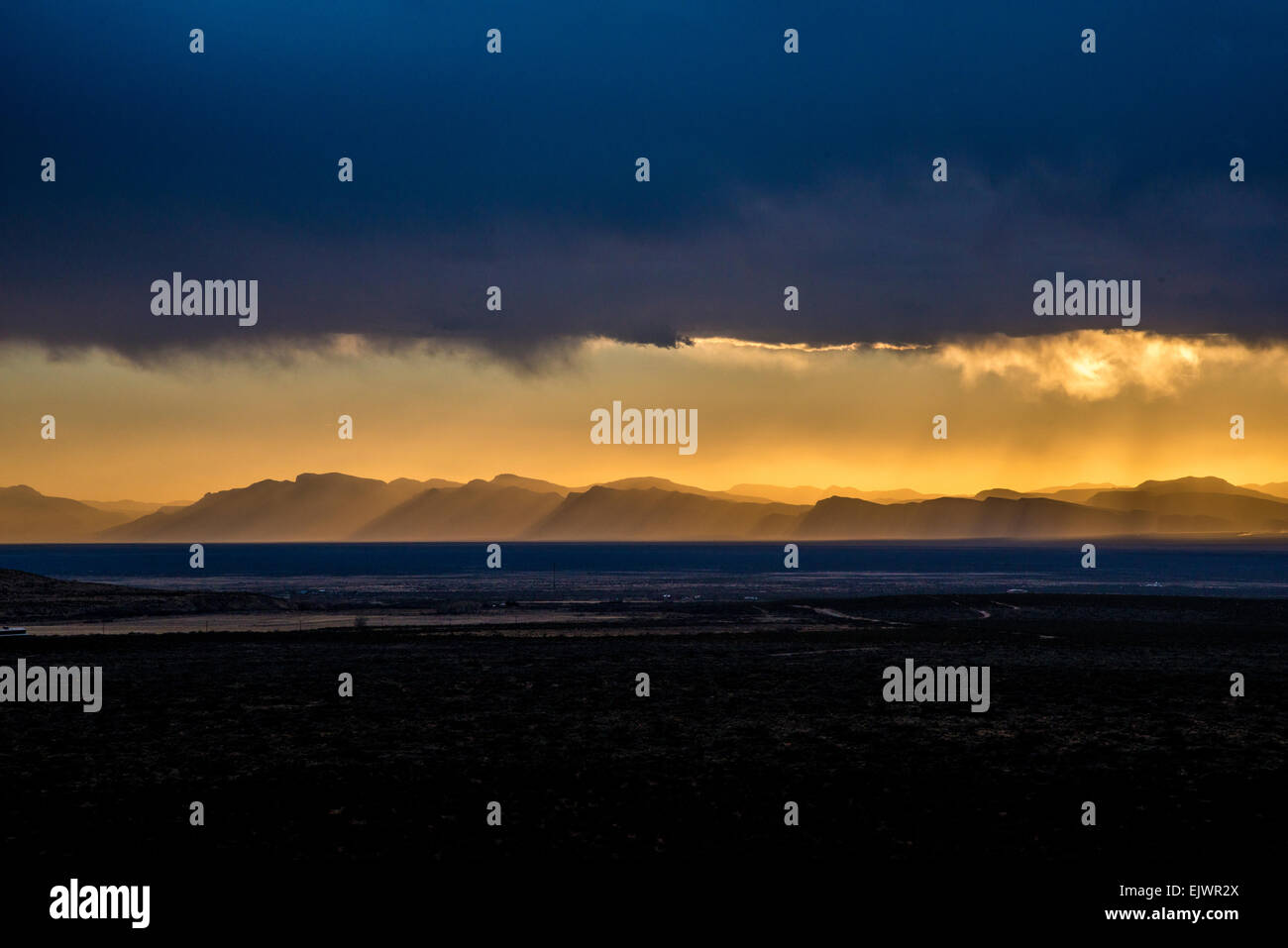 Un orage gronde sur le bassin de Tularosa près de Carrizozo, Nouveau Mexique. Banque D'Images