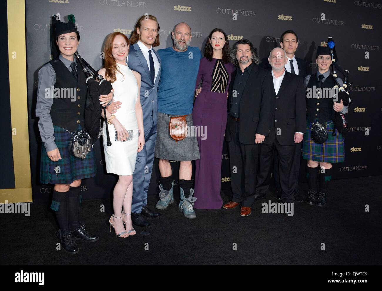 New York, NY, USA. 1er avril 2015. Lotte Verbeek, Sam Heughan, Graham McTavish, Caitriona Balfe, Ronald D. Moore, Gary Lewis, Tobias Menzies aux arrivées d'OUTLANDER, Premiere mi-saison Ziegfeld Theatre, New York, NY Avril 1, 2015. Credit : Derek Storm/Everett Collection/Alamy Live News Banque D'Images