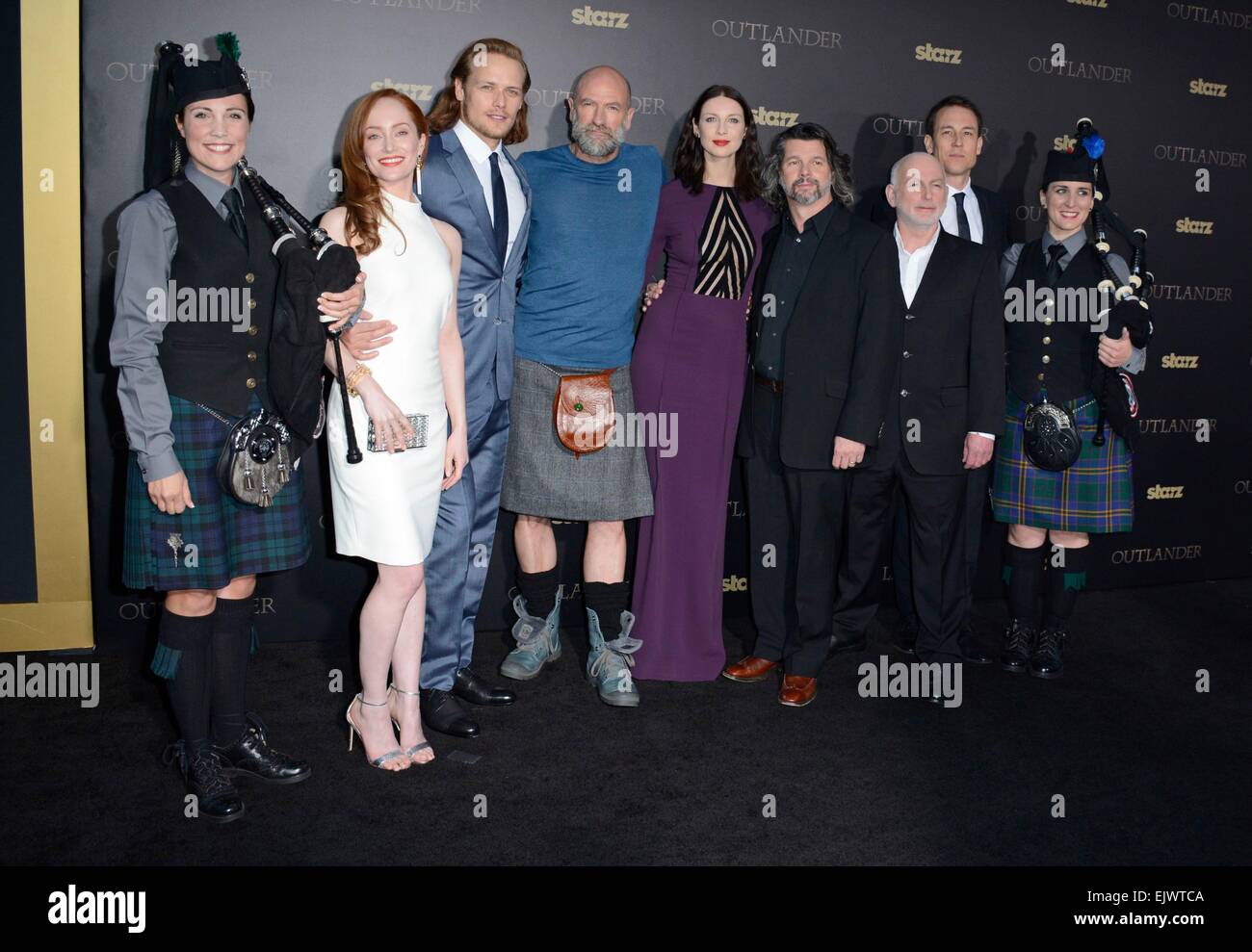 New York, NY, USA. 1er avril 2015. Lotte Verbeek, Sam Heughan, Graham McTavish, Caitriona Balfe, Ronald D. Moore, Gary Lewis, Tobias Menzies aux arrivées d'OUTLANDER, Premiere mi-saison Ziegfeld Theatre, New York, NY Avril 1, 2015. Credit : Derek Storm/Everett Collection/Alamy Live News Banque D'Images