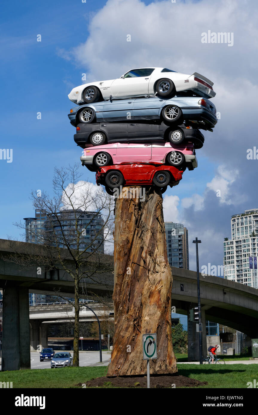 Installation d'art public intitulée Trans Am Totem à Vancouver, Colombie-Britannique, Canada. Cette sculpture joueuse a été réalisée par l'artiste de Vancouver Marcus Bowcott. Banque D'Images