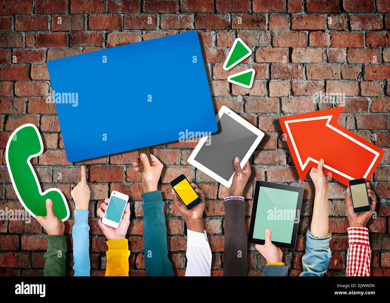 Groupe de mains tenant des appareils numériques Banque D'Images