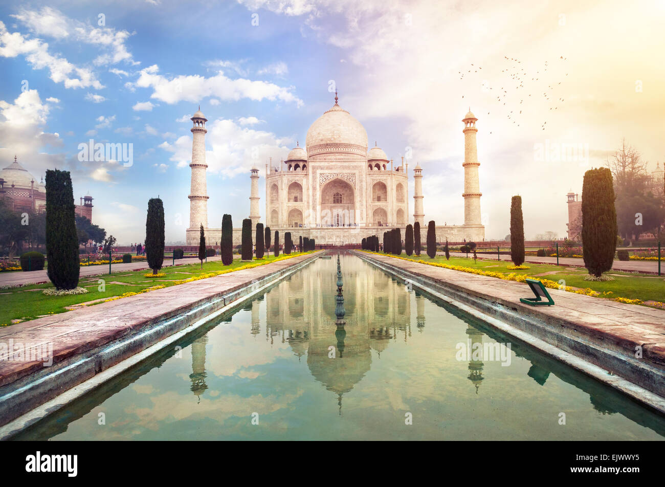 Taj Mahal tombeau avec reflet dans l'eau du blue ciel dramatique à Agra, Uttar Pradesh, Inde Banque D'Images
