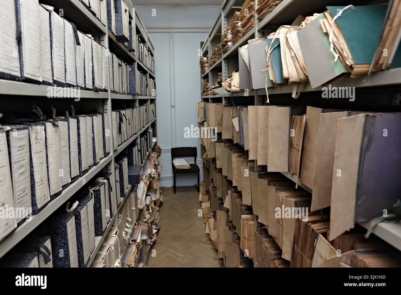 Livres et documents d'archives sur des étagères Banque D'Images