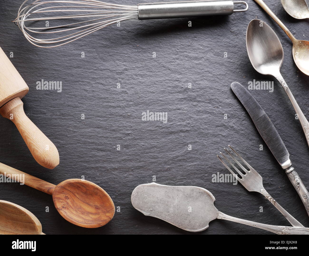 Ustensiles de cuisine sur un fond gris foncé. Banque D'Images