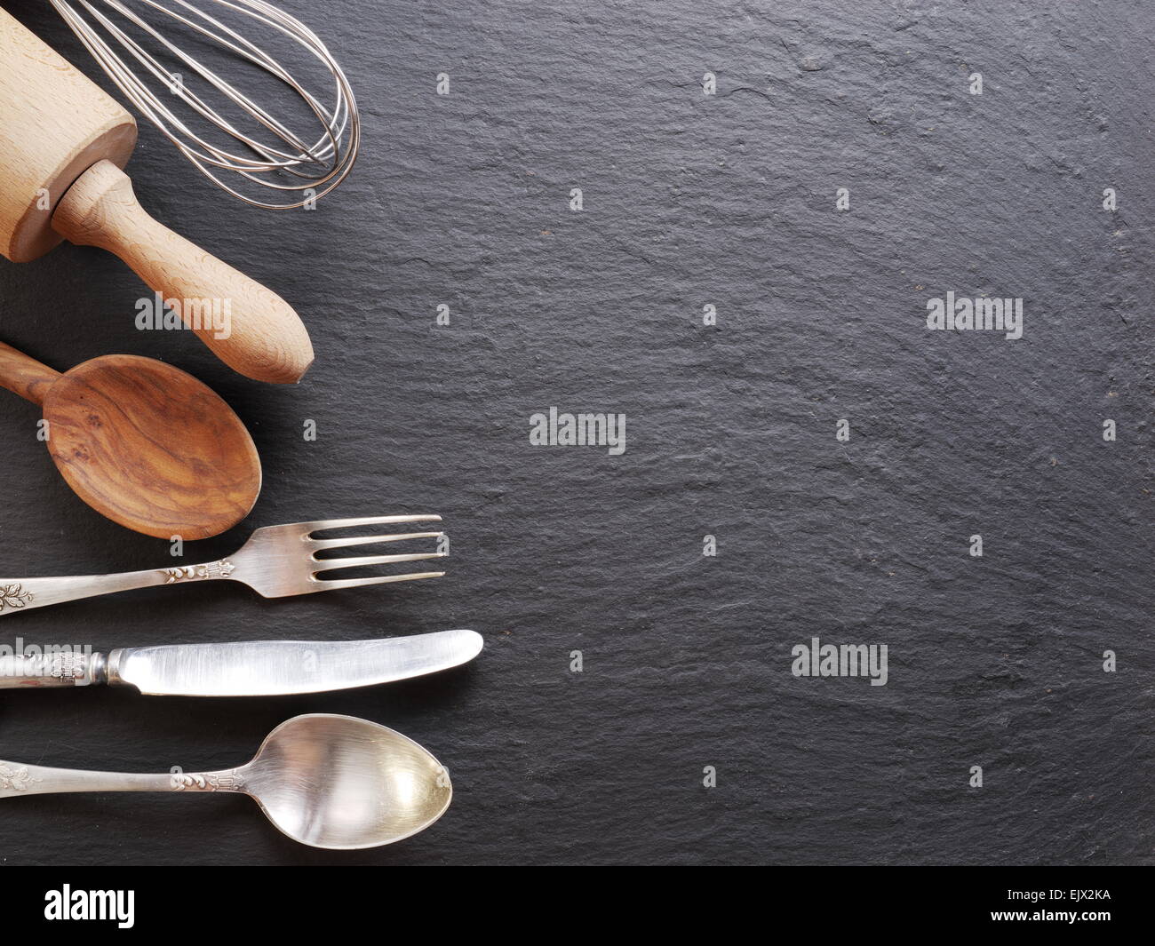 Ustensiles de cuisine sur un fond gris foncé. Banque D'Images