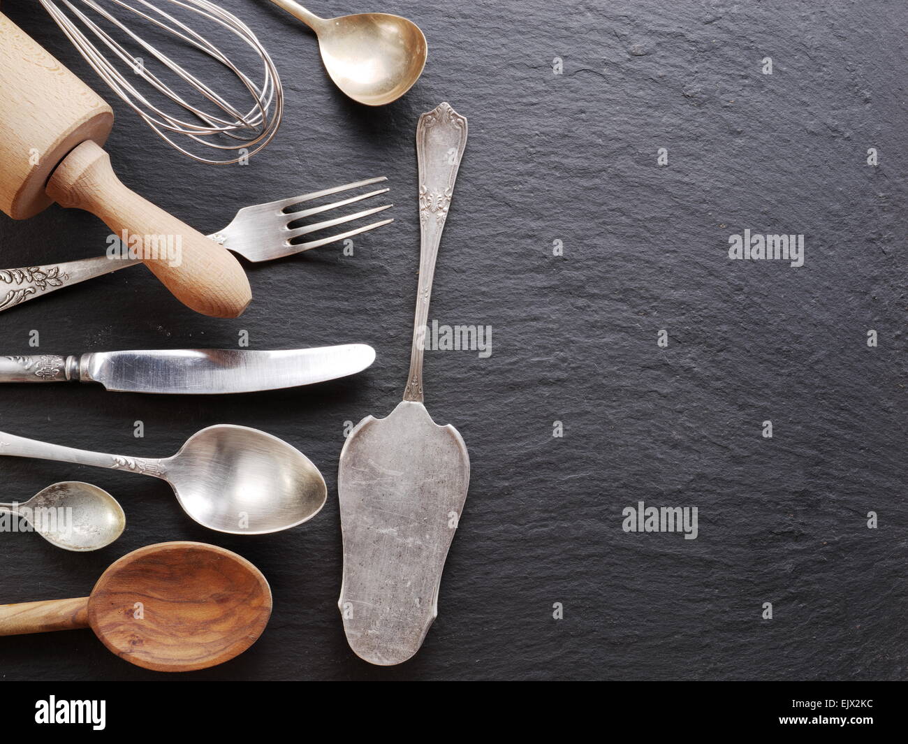 Ustensiles de cuisine sur un fond gris foncé. Banque D'Images