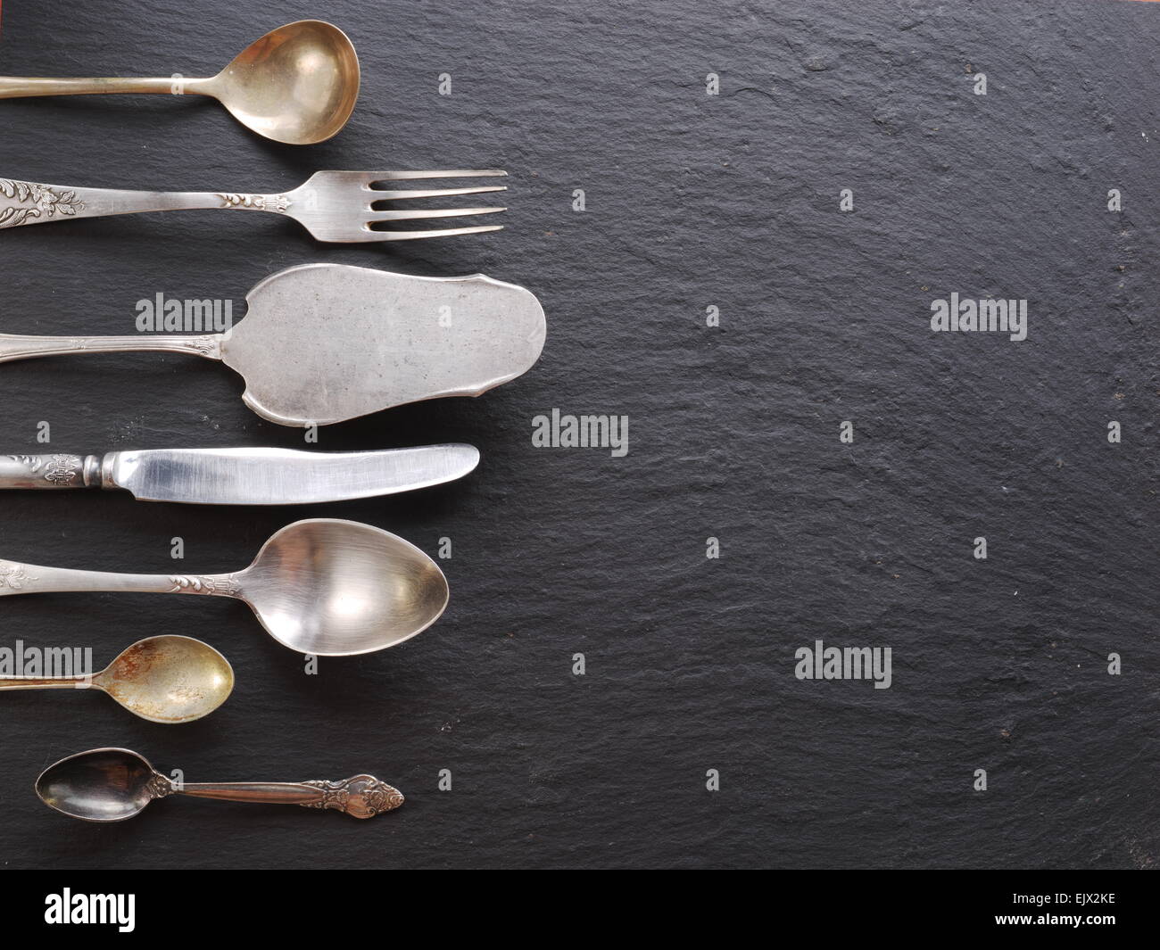 Ustensiles de cuisine sur un fond gris foncé. Banque D'Images