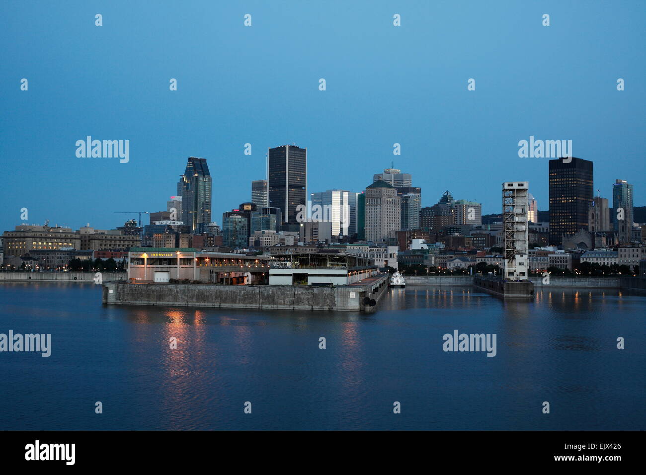 Vue sur la ville au Vieux Port, Montréal, Québec, Canada Banque D'Images