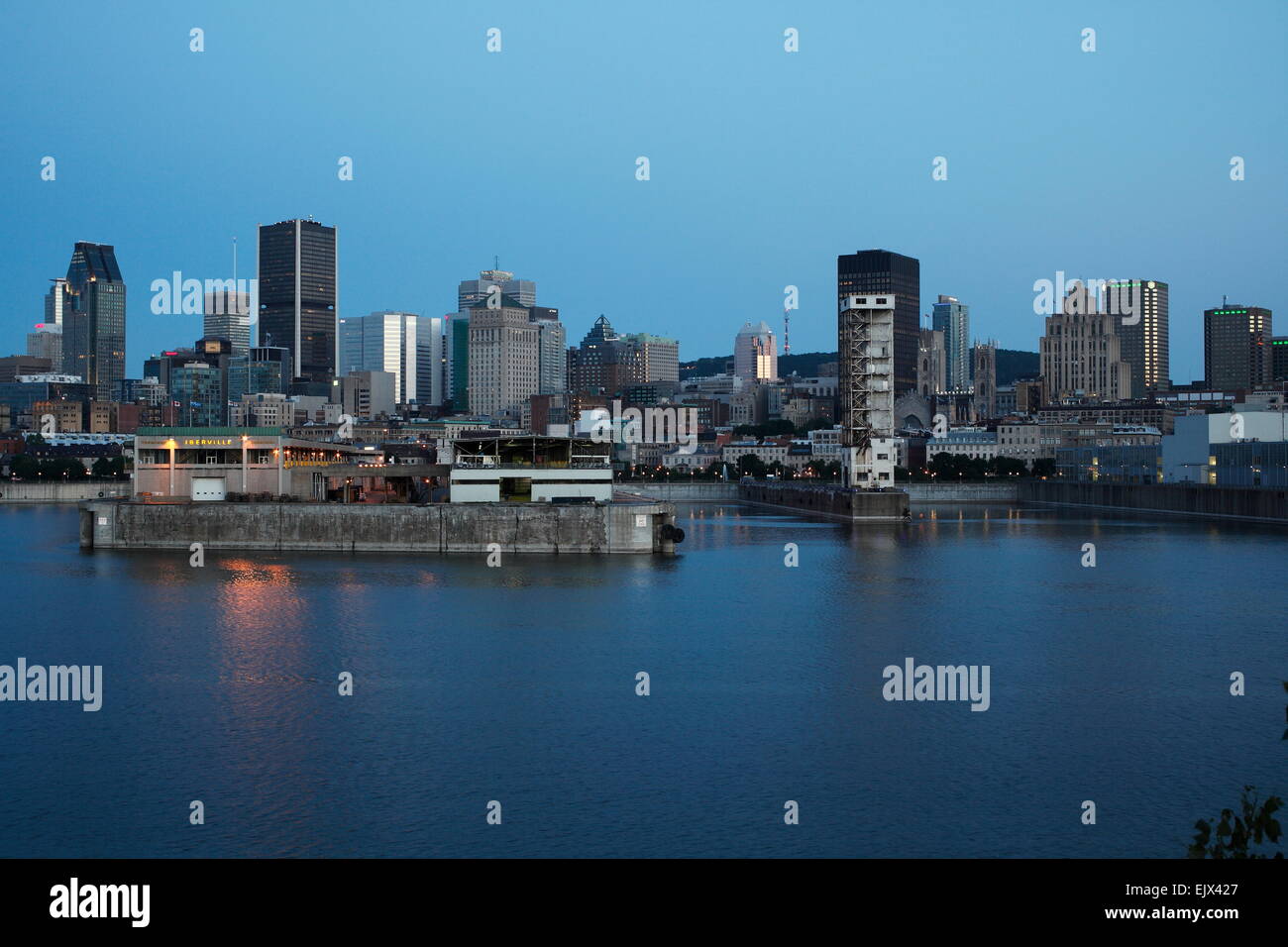 Vue sur la ville au Vieux Port, Montréal, Québec, Canada Banque D'Images