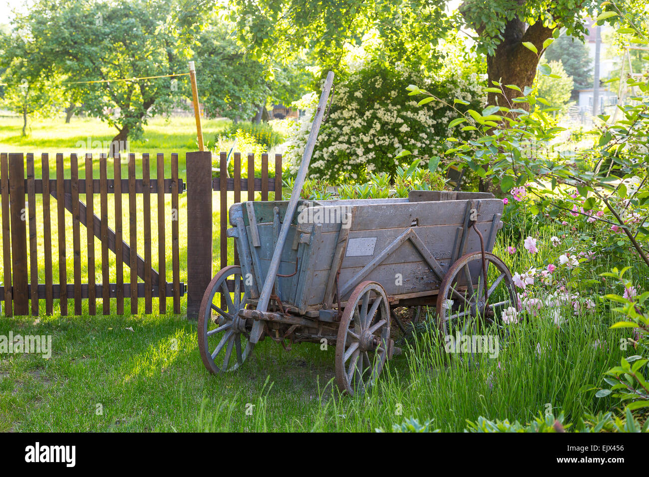 Ancien wagon en face d'une porte de jardin, Saxe, Allemagne Banque D'Images