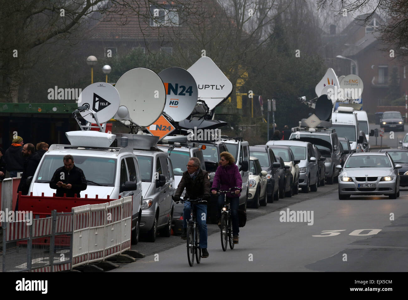 Longue ligne de stations de télévision mobile dans une école à Haltern/Allemagne, d'où les élèves est mort le vol Germanwings 4U9525 qui s'est écrasé dans le sud de la France Banque D'Images