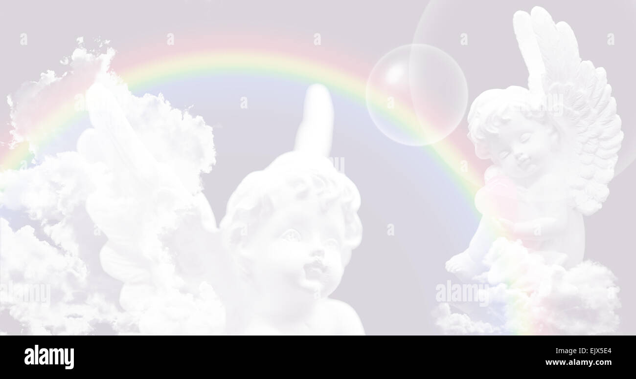 L'ange blanc sur le ciel avec rainbow Banque D'Images