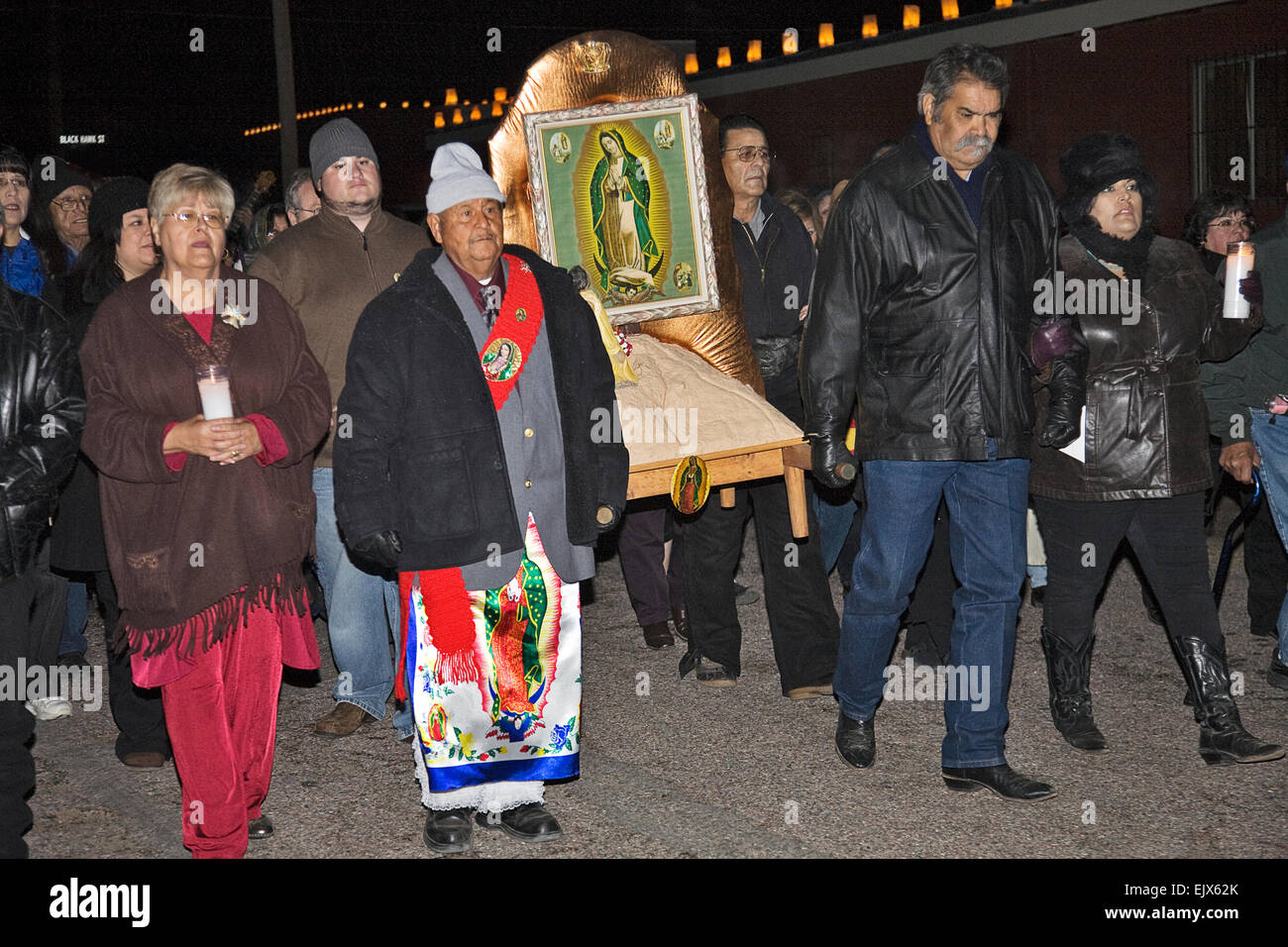 Les dévots accompagner Guadalupe pendant l'aube procession au début de la Célébration 2009 de la Vierge de Guadalupe. Banque D'Images