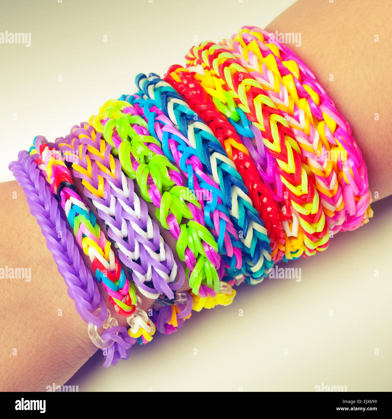 Rainbow loom band en caoutchouc coloré sur bracelets bracelet tendance,  accessoires de mode. Retro Vintage photo tonale correcte du filtre Photo  Stock - Alamy