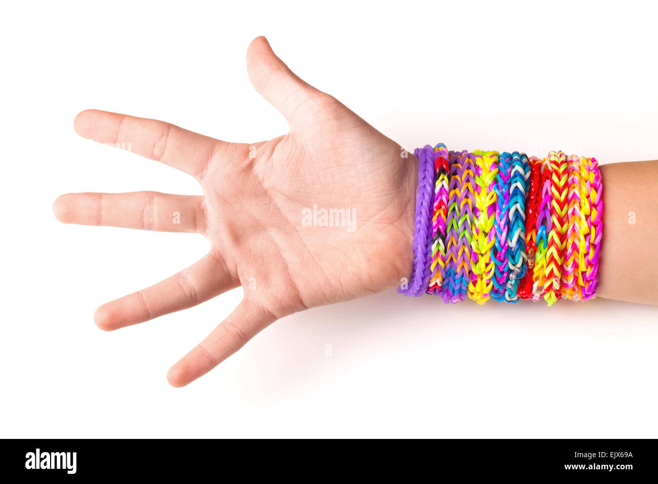 Avec la main en caoutchouc coloré bracelets rainbow loom sur fond blanc, des accessoires de mode tendance Banque D'Images