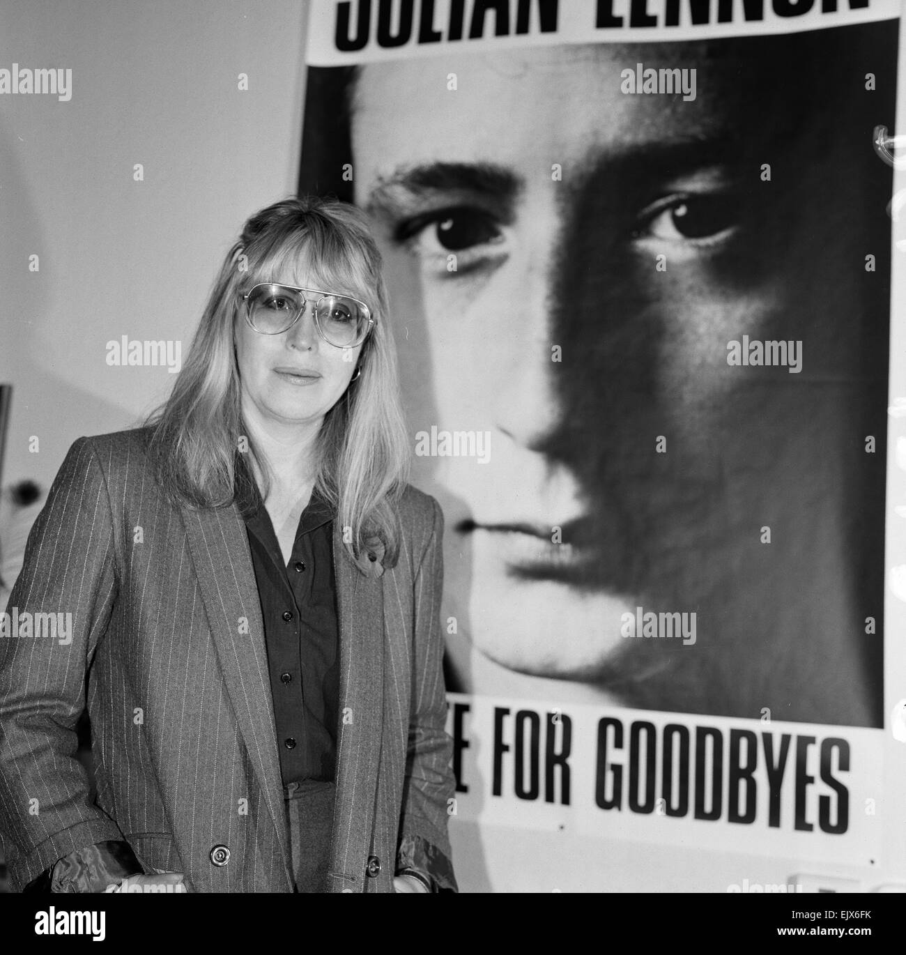 Cynthia Lennon, pose pour les photos, 10 novembre 1984. Debout à côté de la photo de l'affiche de son fils Julian Lennon, trop tard pour les Au revoir, seul. Banque D'Images